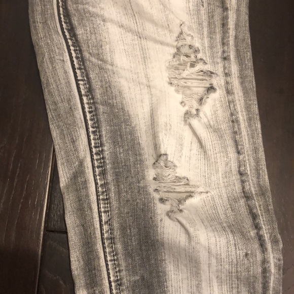 Acid wash jeans with intentional distressing - Picture 4 of 7